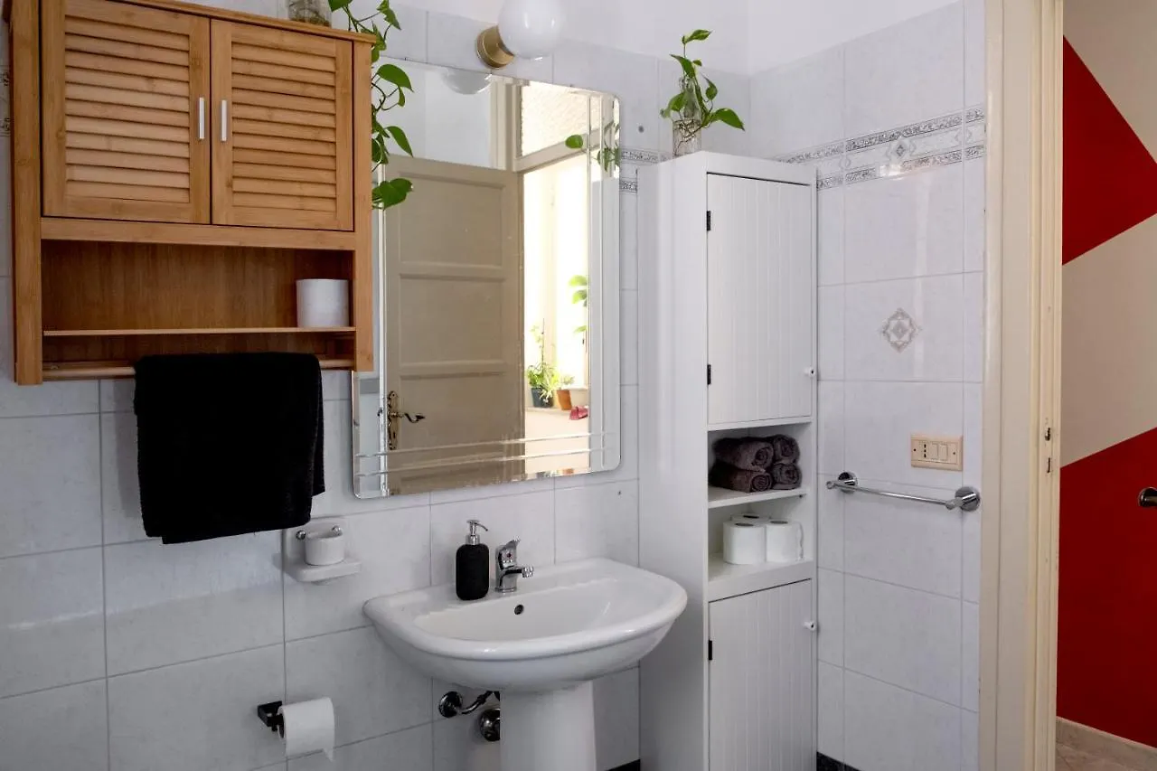 13 Open House Bed and Breakfast Palermo 0*,  Italia